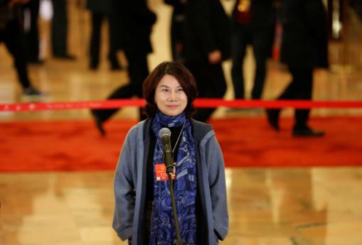 董明珠谈线上卖货趋势,董明珠罗永浩直播卖货