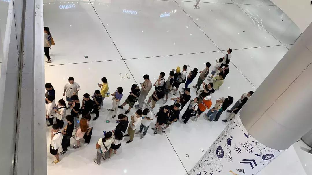 长沙国金中心出现抢衣大战！优衣库遭疯抢！店员被吓哭