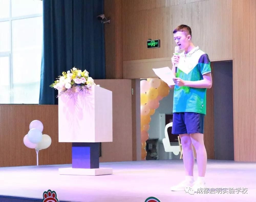 “我是启明人，我要为祖国母亲筑梦奔跑！“挥动*旗国**，向祖国告白