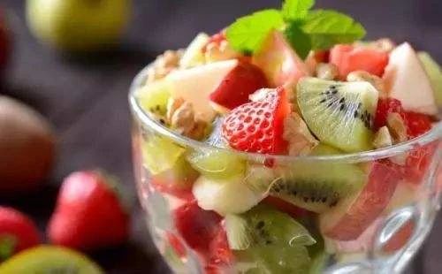 狗狗绝对不能吃的五种水果,三个月狗狗可以吃什么蔬菜跟水果