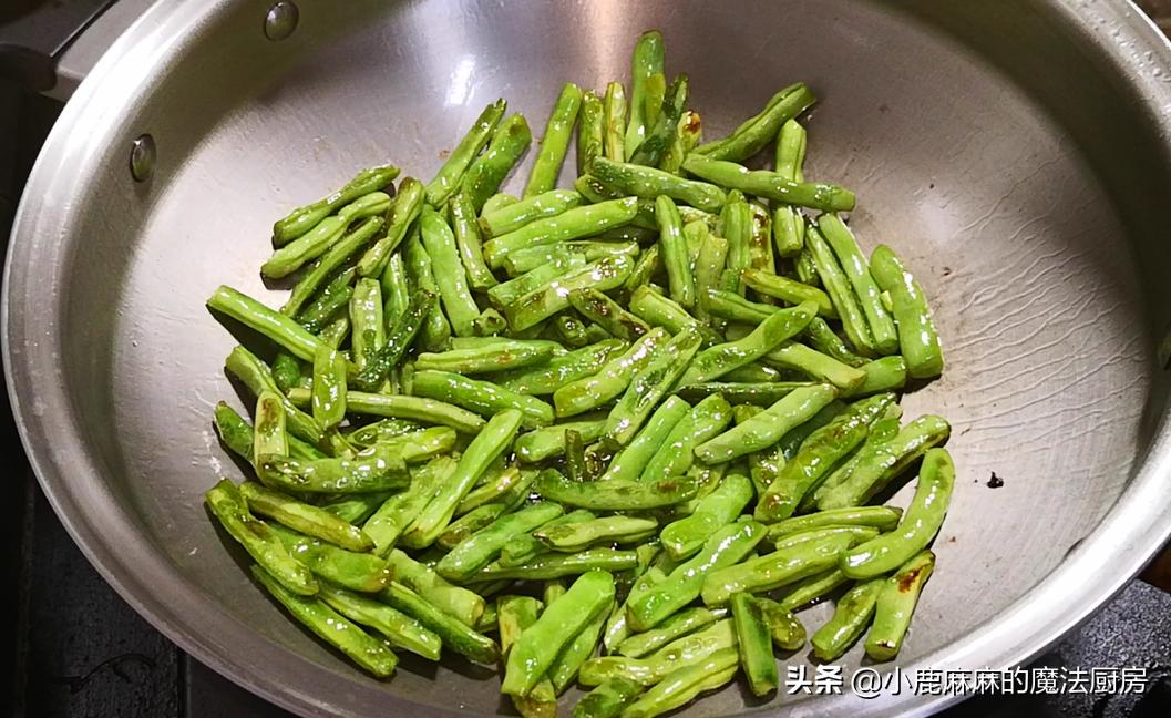 少油干煸四季豆炒盐菜的做法,超好吃的干煸四季豆不焯水不过油