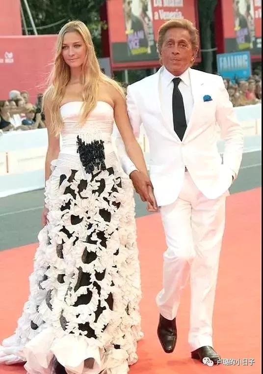 摩纳哥王妃终于精心打扮,摩纳哥最美王妃穿衣搭配