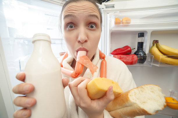 暴食症的危害不容小觑,是一种饮食行为障碍的疾病,属于进食障碍