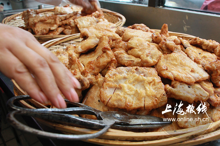 上海最好吃的辣酱油炸猪排,上海特色炸猪排辣酱油是标配