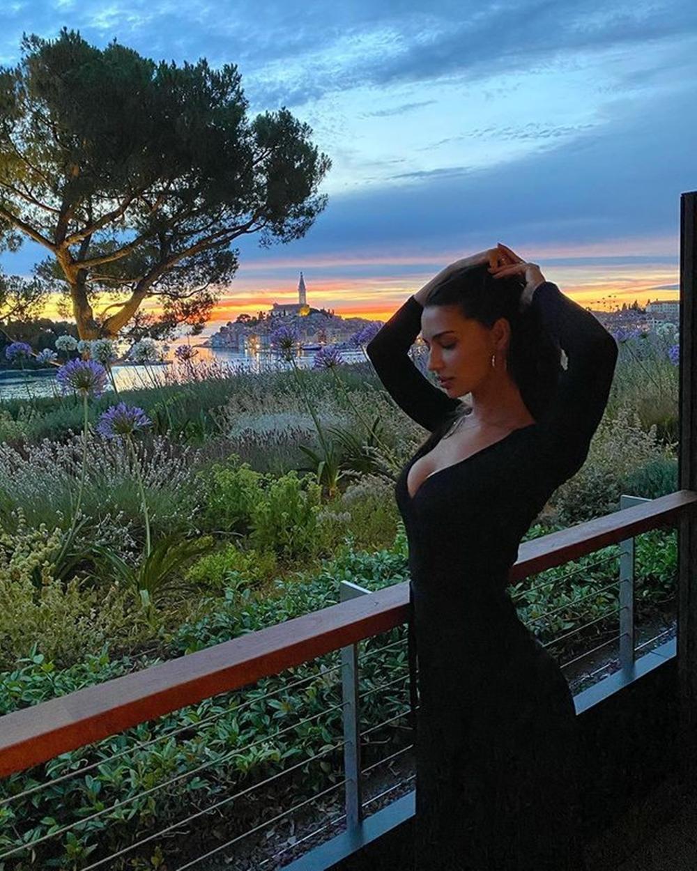 三国混血西班牙网红，身材高挑美背迷人，2个动作我们也能拥有