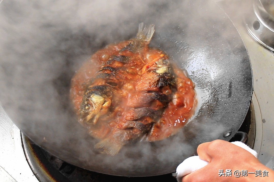 煎鱼一定不要直接下油锅,煎鱼不粘锅不破皮小技巧