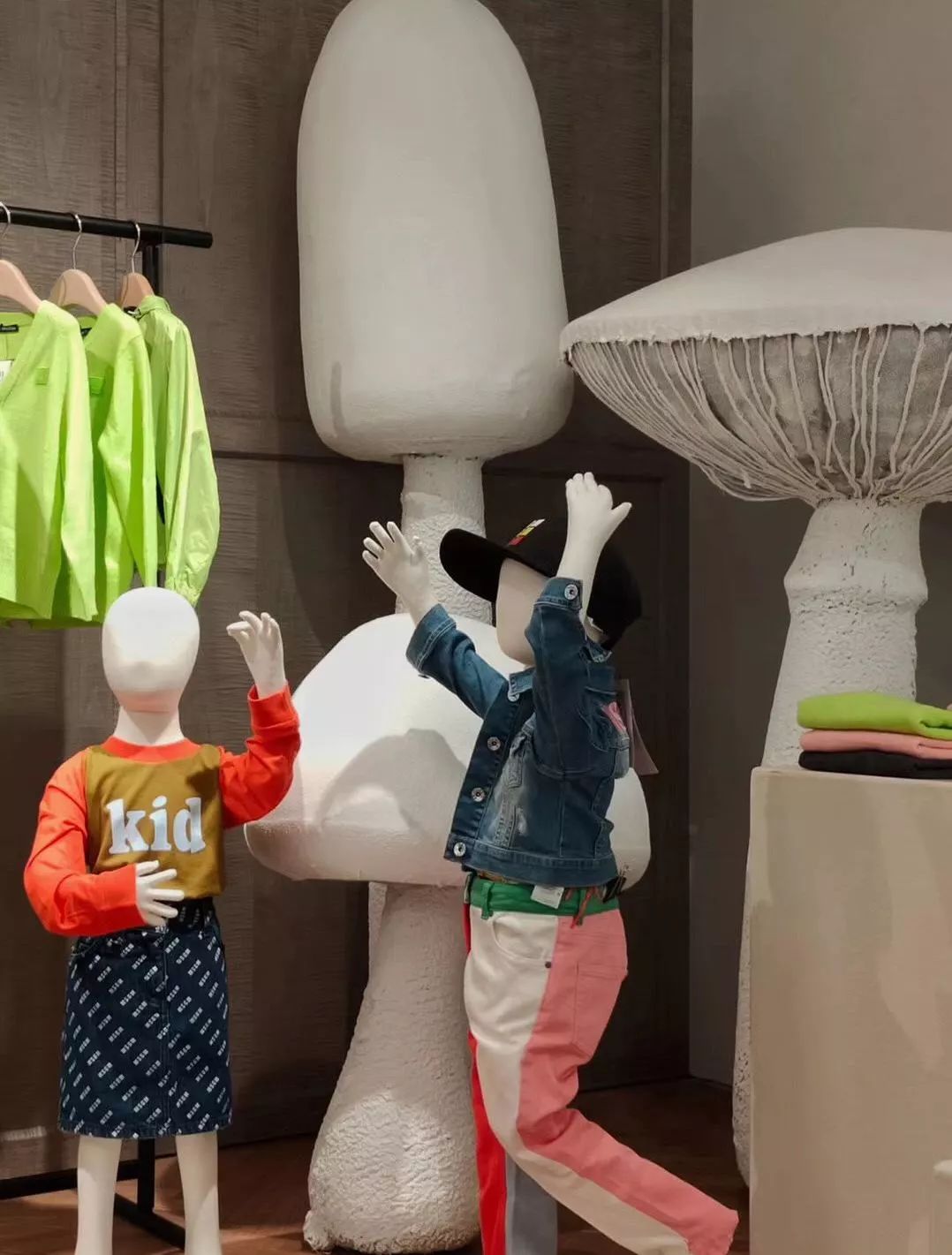 西安赛格品牌大升级！瑞幸和COACH做邻居，西安商业8月迷幻现实