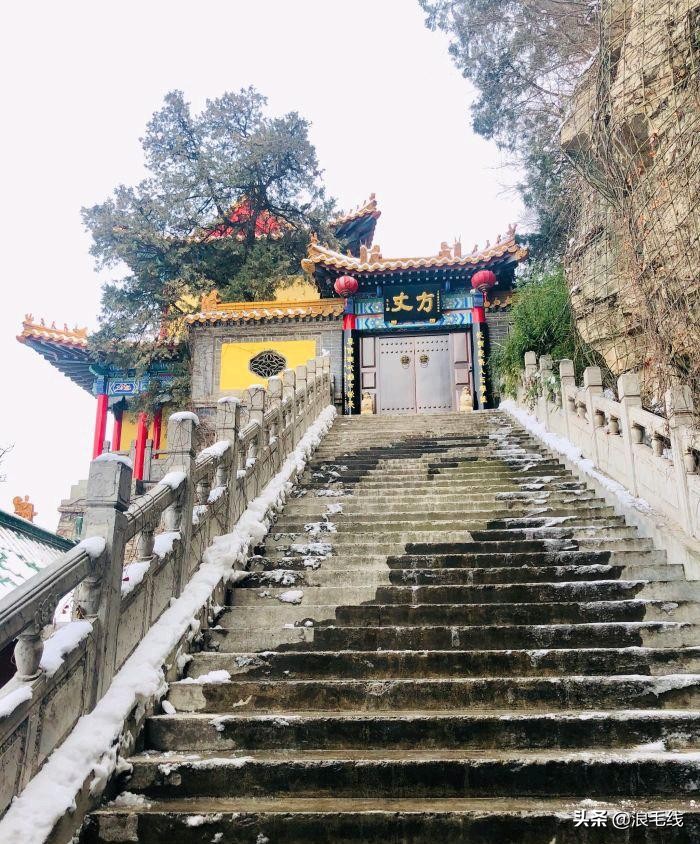 济南千佛山：名气不如趵突泉，可登顶俯泉城全景，人气火爆停车难