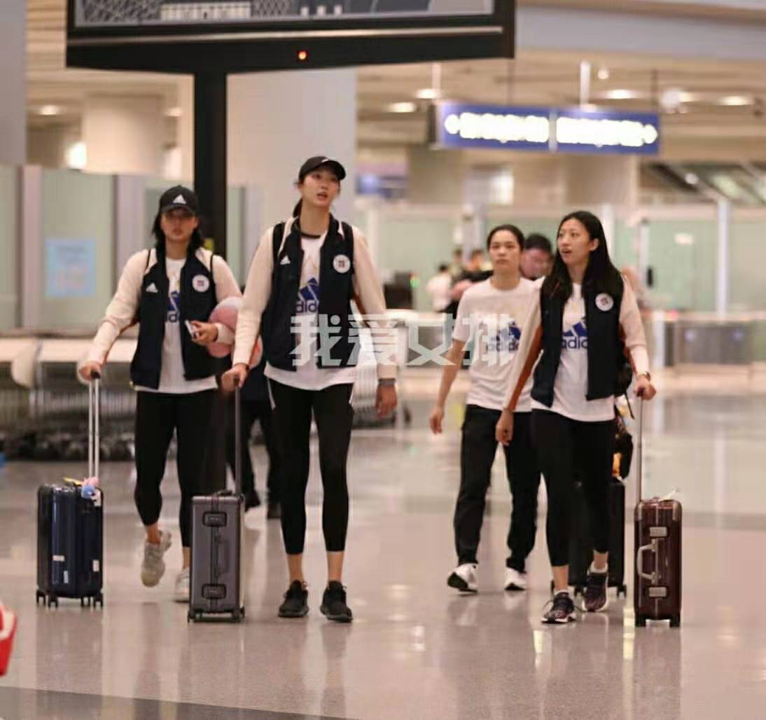 朱婷出征世界杯，手上拿橘子，寓意大吉大利，中国女排加油啦