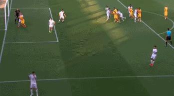 梅西点球后的观众席,梅西踢丢的关键点球