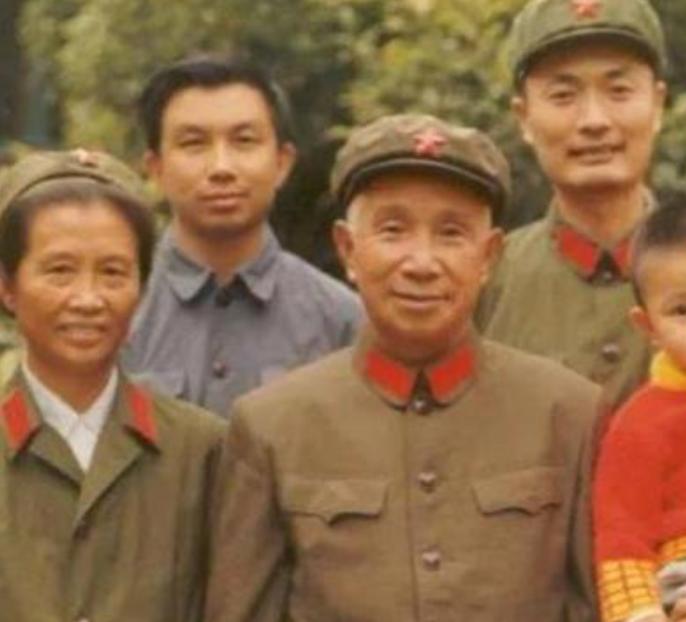 陈毅元帅幼子陈小鲁，和粟裕女儿成婚，晚年两人环游世界