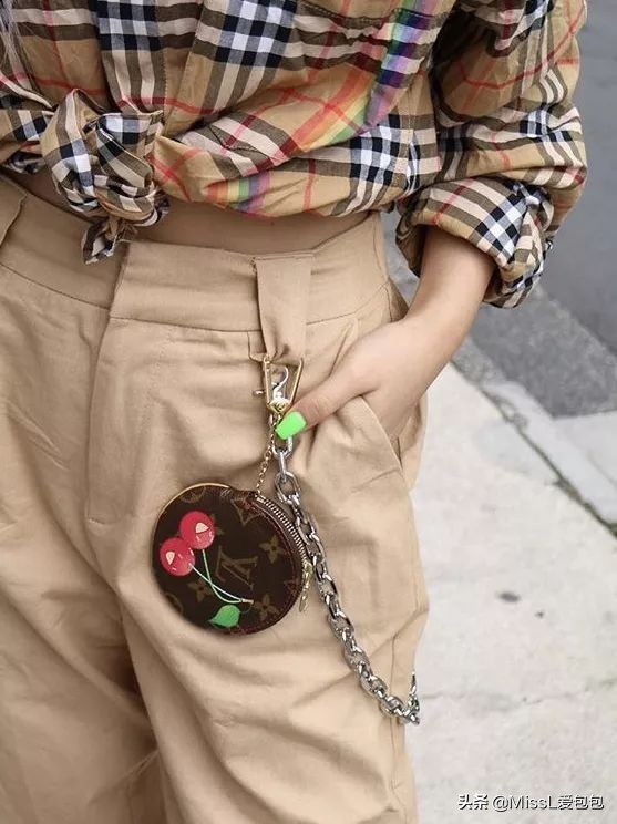 有哪些手袋既经典又时髦呢,时髦氛围感的必备单品迷你手袋