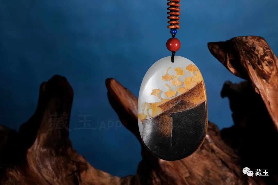 新疆和田玉籽料三色玉龙题材吊坠,和田玉籽料三色青花籽料多少钱