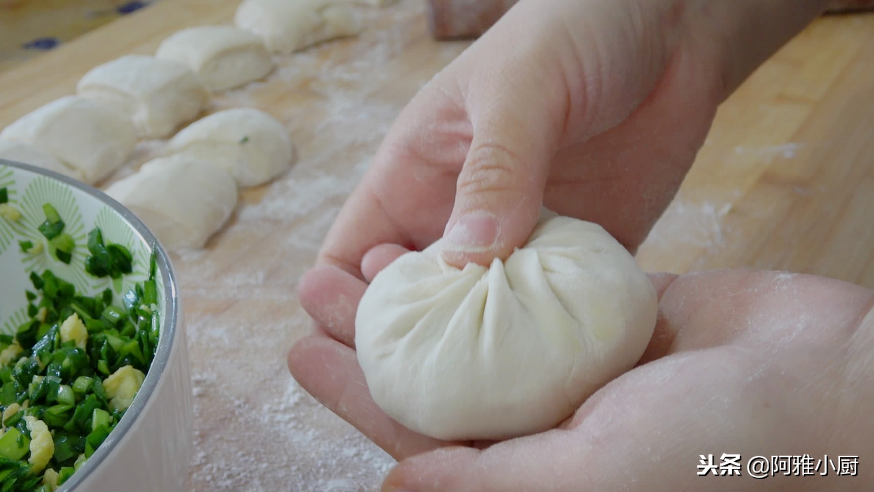 把馅饼做的皮薄如纸，这一步很重要，做法简单，凉了不硬