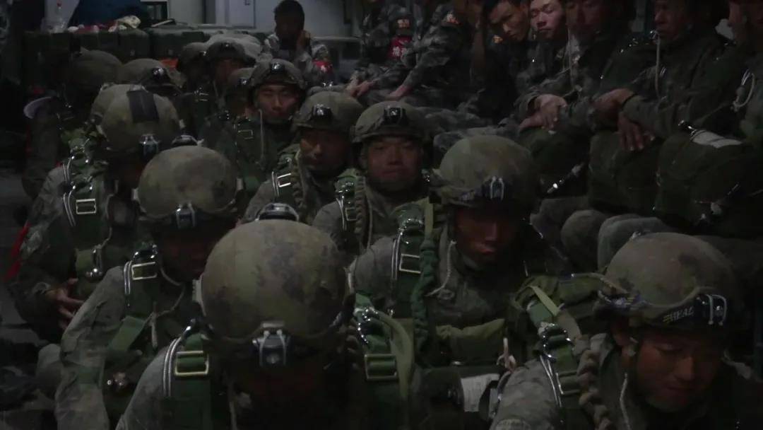 解放军新型单兵战场识别系统,新式星空迷彩单兵装备