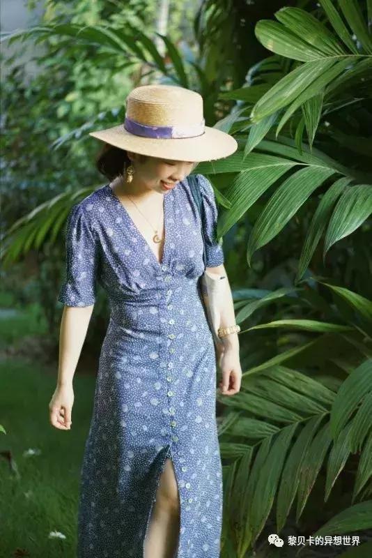 她们穿的连衣裙,她们穿的花裙子