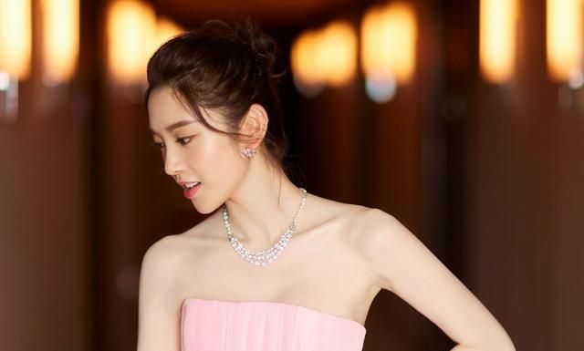 女生脸上有三个缺点会越来越好看,女孩子脸上有这3个特征