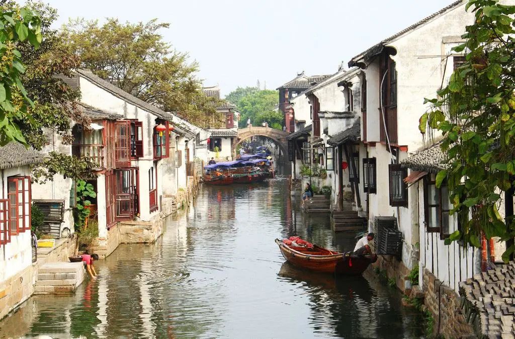 我喜欢去古镇，喜欢它那安详而宁静的气息