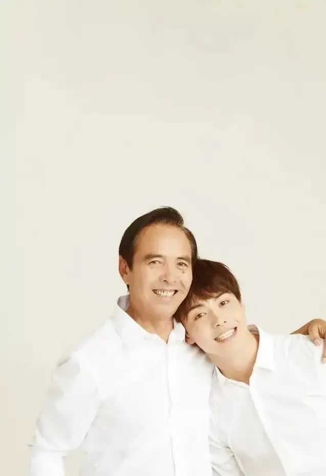 马天宇是他儿子，他赌博酗酒妻子自杀，儿子不怪他还让他回归家庭