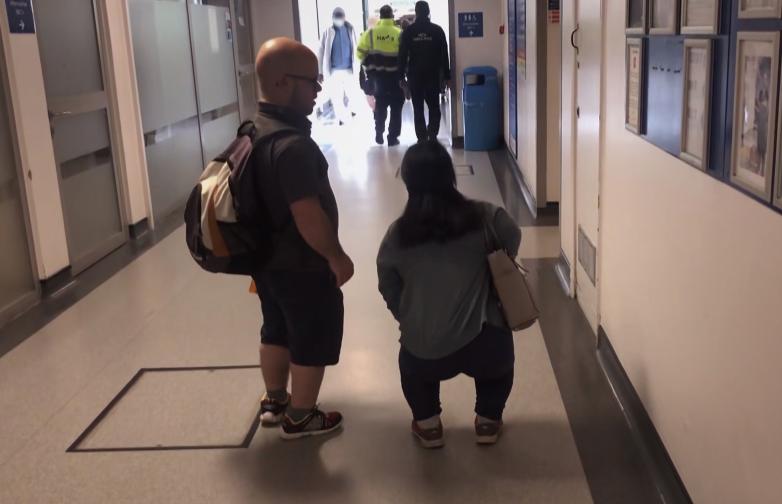 腹中胎儿长出肿瘤，孕妇忍着剧痛，给胎儿打麻药做手术