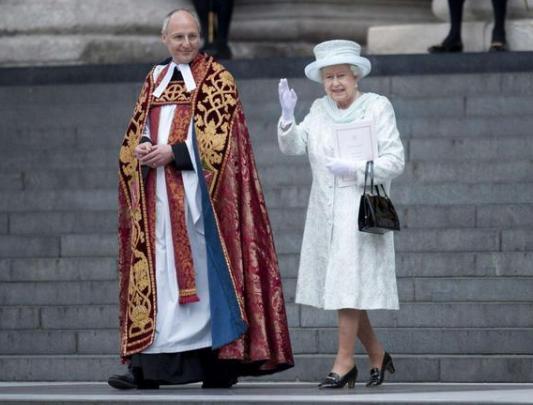 英国女王一生穿过的衣服展览,94年女人的衣服
