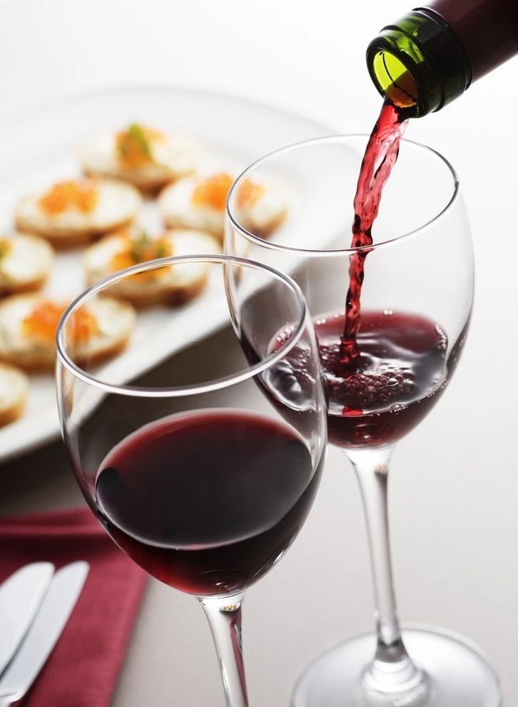 葡萄酒哪些需要醒酒哪些不需要醒,葡萄酒的醒酒学问与技巧