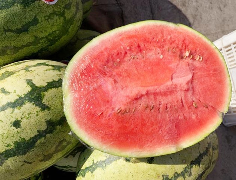 买西瓜时把所有西瓜拍一遍,为什么买西瓜要用手拍两下