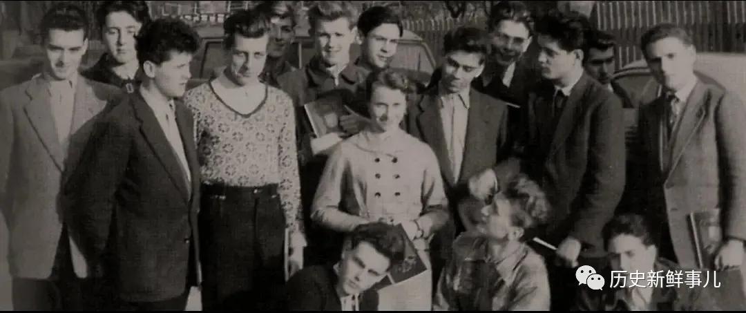 沉默两分钟后，毕业班孩子集体逃亡