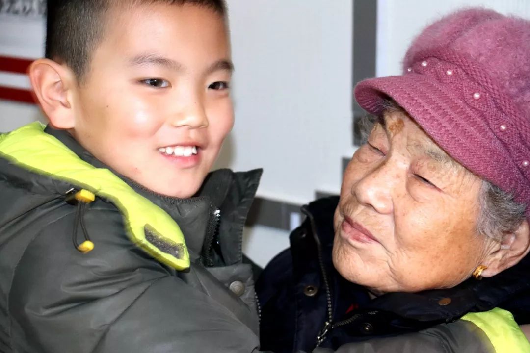 为社区留守儿童辅导功课,心系留守儿童关爱他们成长