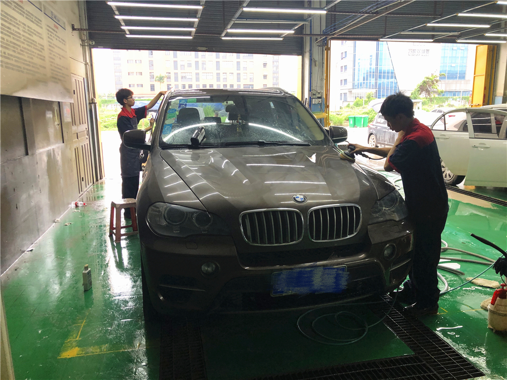 广州宝马x5镀晶亮条修复,宝马x5漆面保护膜最好看的