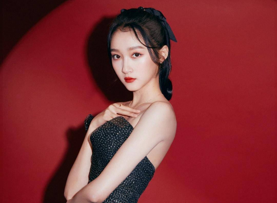 关晓彤深夜秀香肩,关晓彤上班路透照曝光