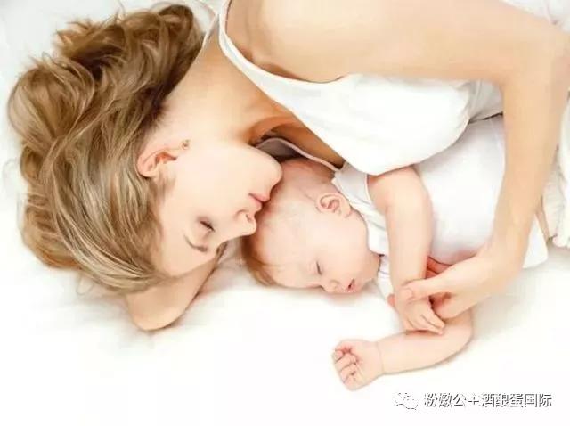 女性高低胸怎么改善,发育期间胸大小变化