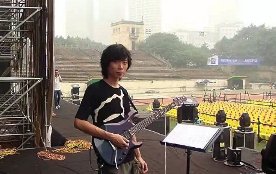 大田湾体育场贺龙雕像照片,贺龙体育场