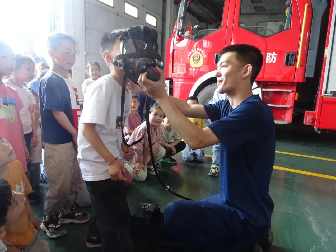 和消防员一起过六一儿童节,六一消防童行