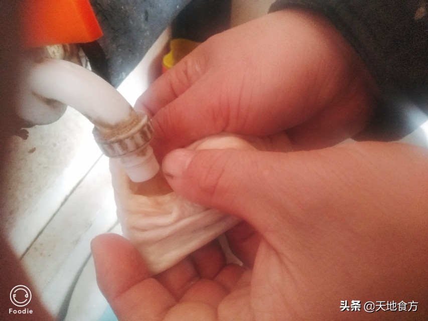 卤肉老店学技术,卤好的大肠怎么做卤煮火烧