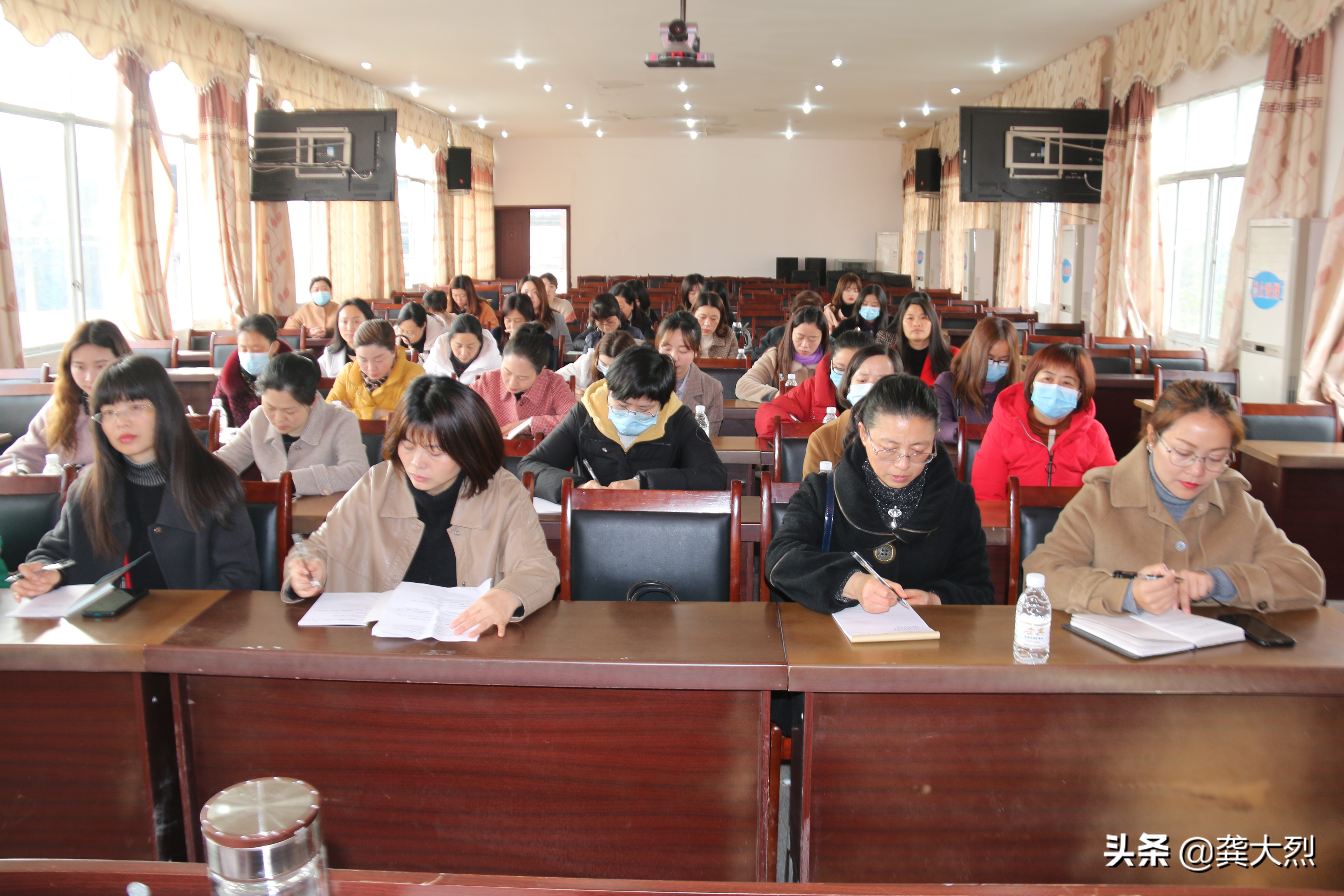 乐至县女教师：有人说，女人是花。我要说，女人是树，是开花的树