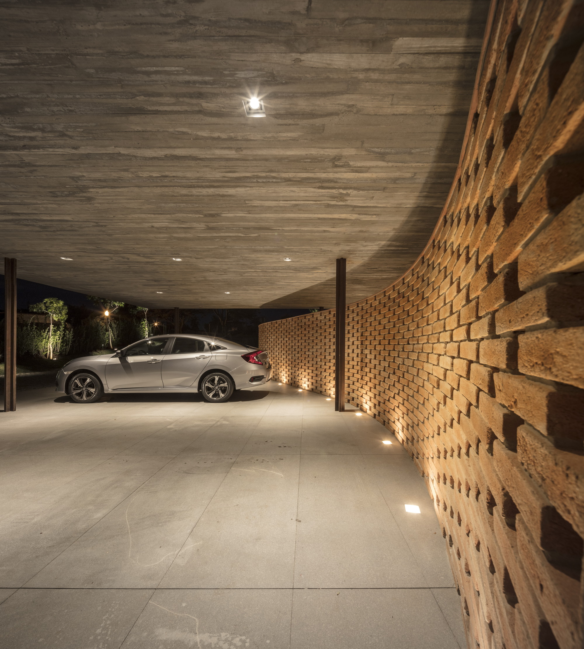 1000m²屋顶满种绿草，消隐在田园水光里的家