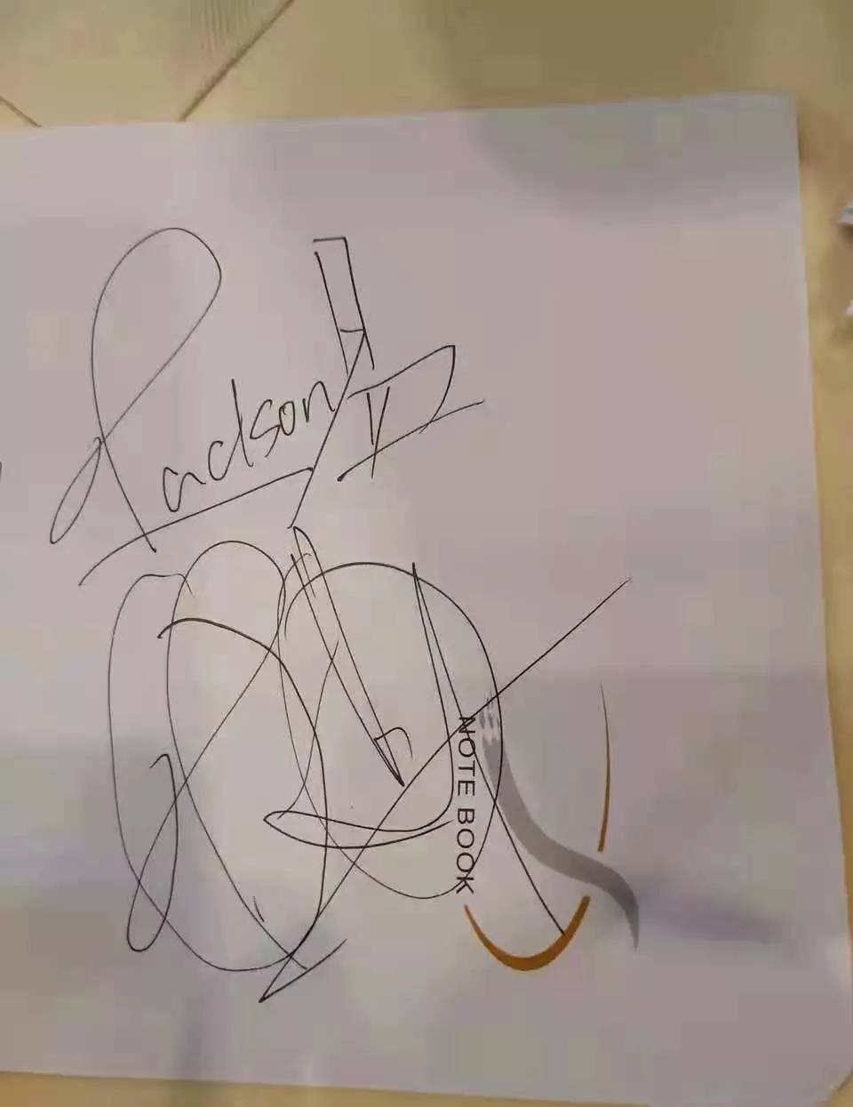 易烊千玺对周冬雨态度,易烊千玺周冬雨全程无交流与笑容