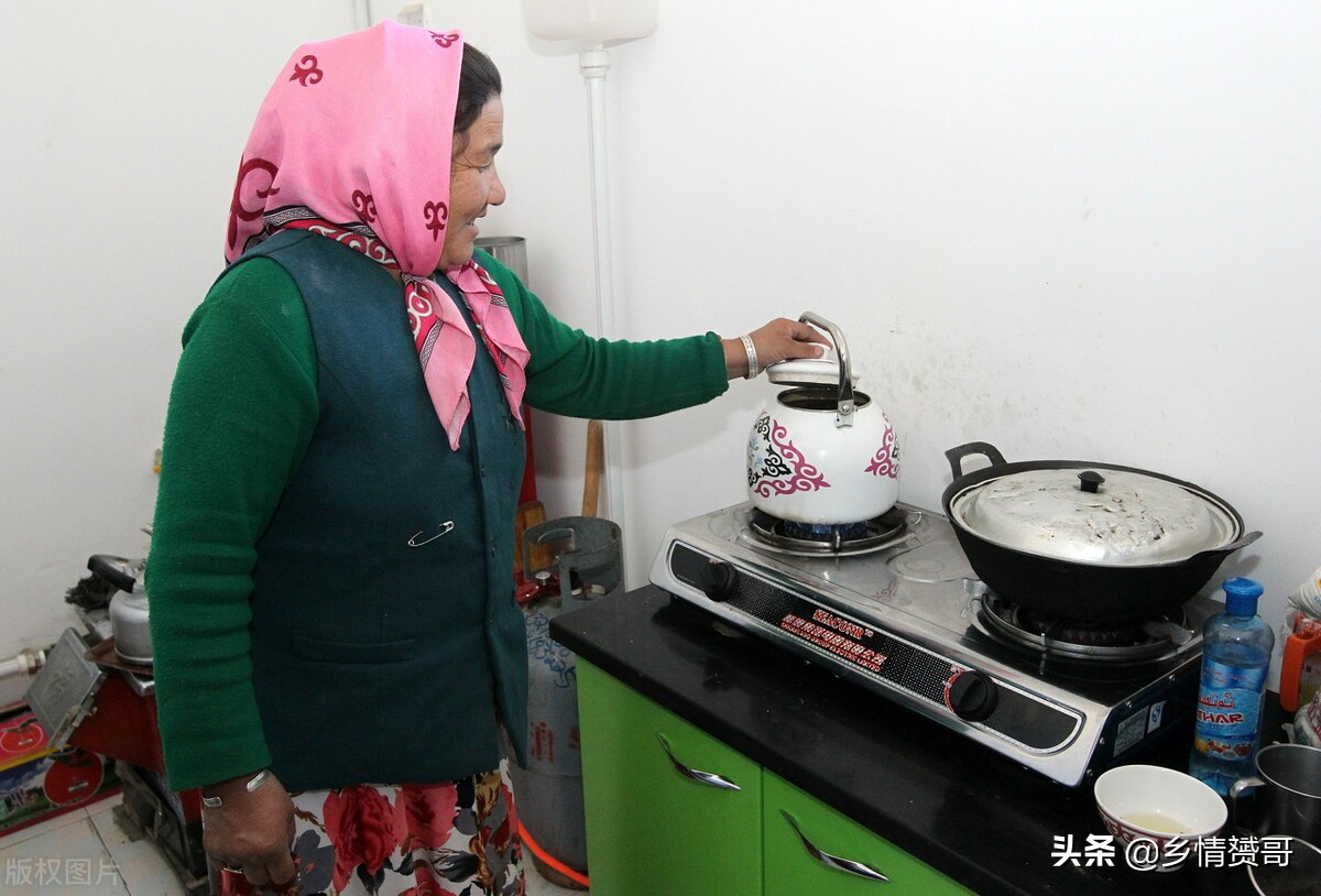 农村的柴火灶骗人吗,农村传承百年的柴灶被网友质疑