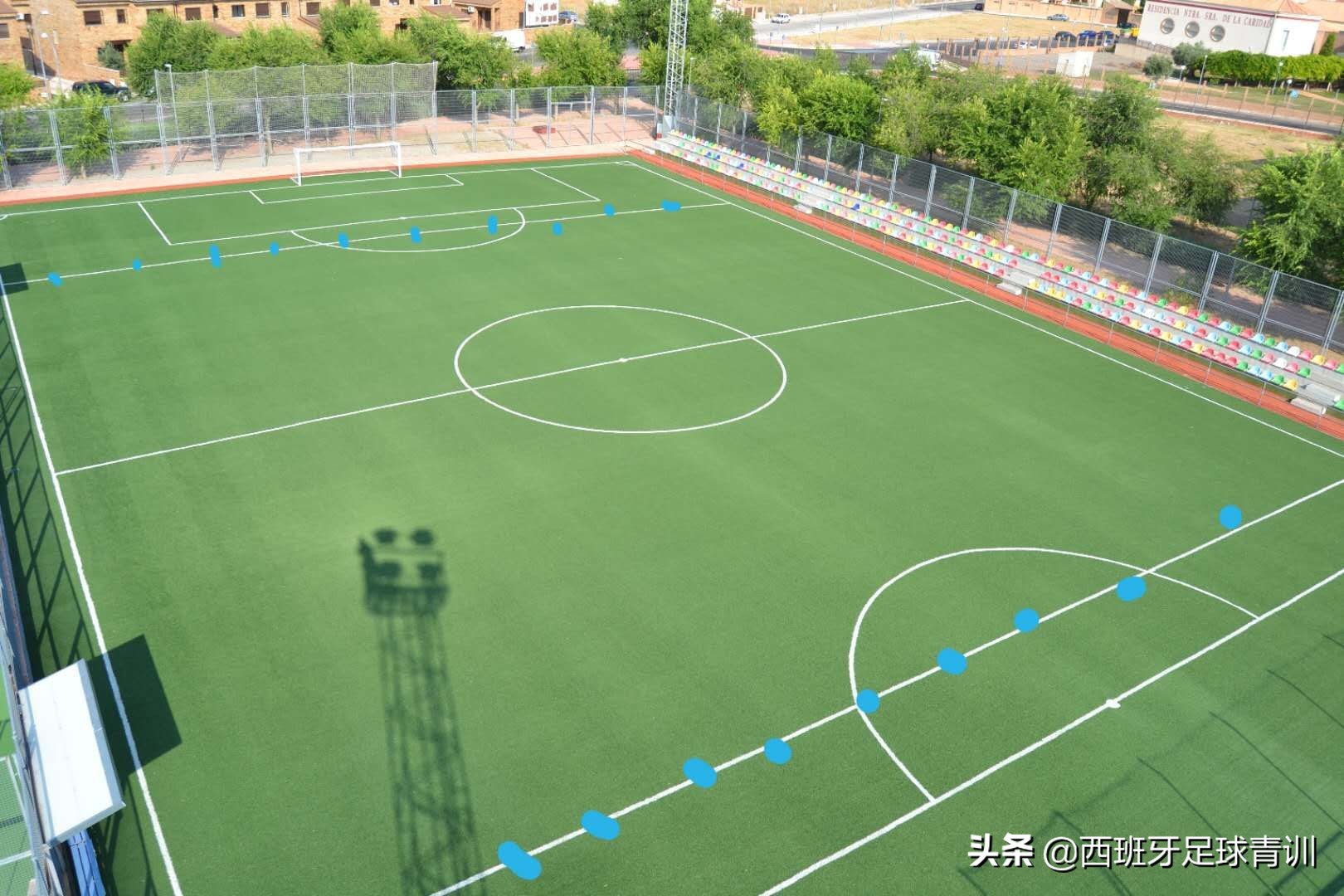 西班牙第三球越位,西班牙青少年足球传球跑位