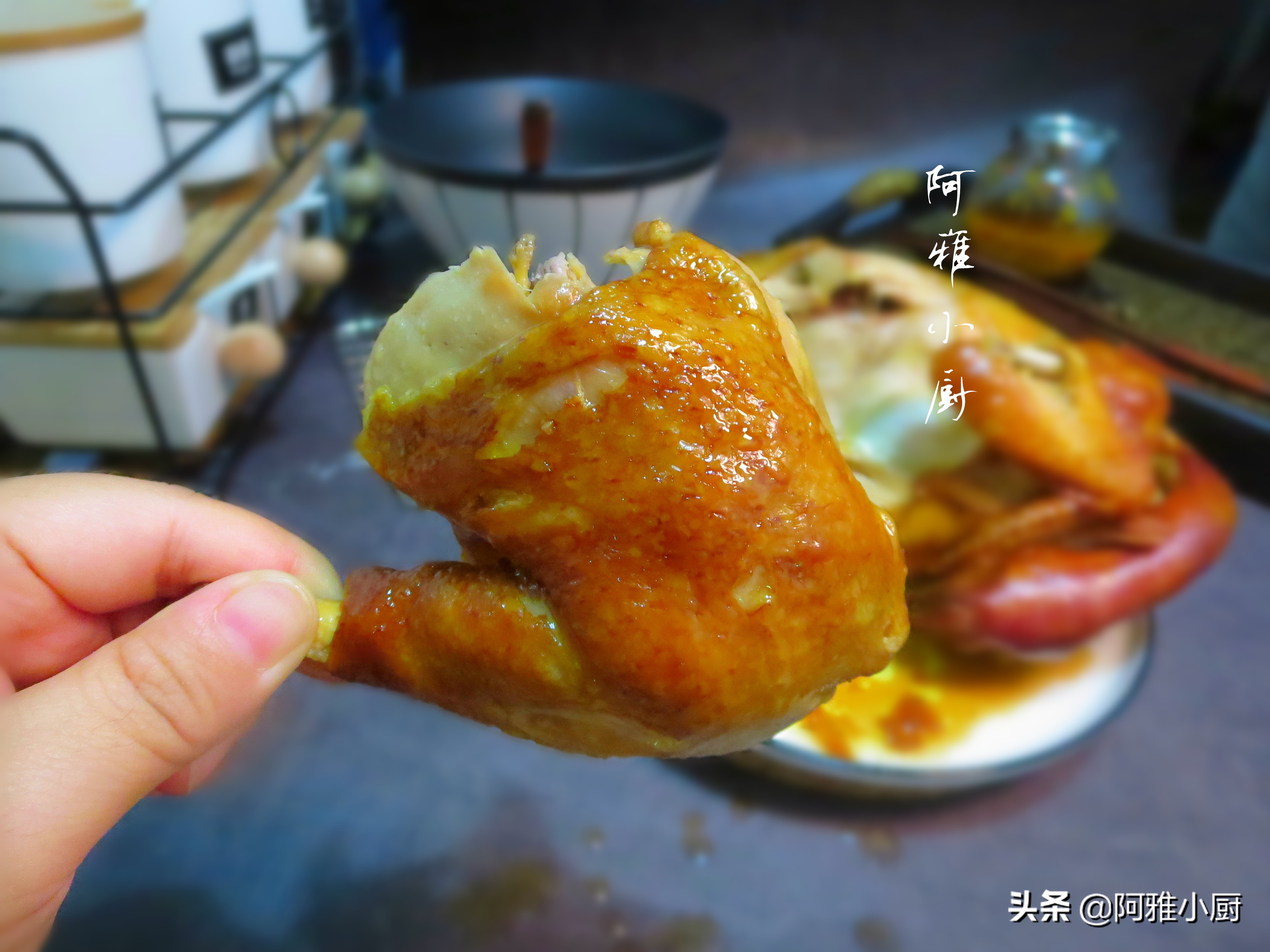 把一整只鸡扔进电饭煲不用一滴水,把一整只鸡直接放电饭煲里