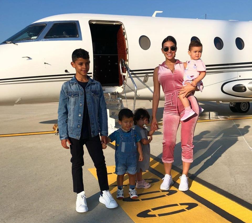 c罗晒8岁迷你罗肌肉照,c罗和迷你罗两父子的温馨时刻