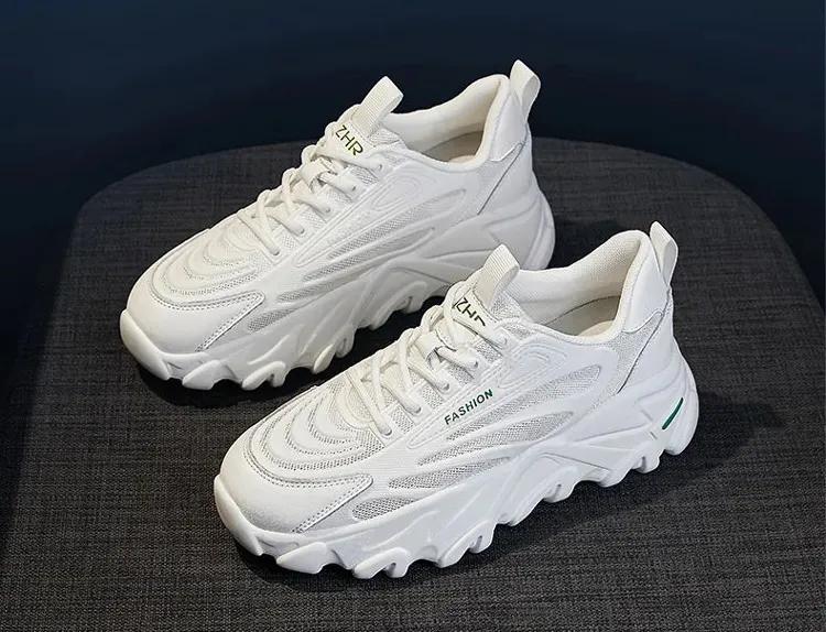 谁说小白鞋土这样穿又酷又美,2021流行的小白鞋显瘦又百搭