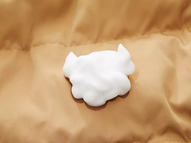 羽绒服脏了不用下水洗,羽绒服脏了用什么一喷就可以了