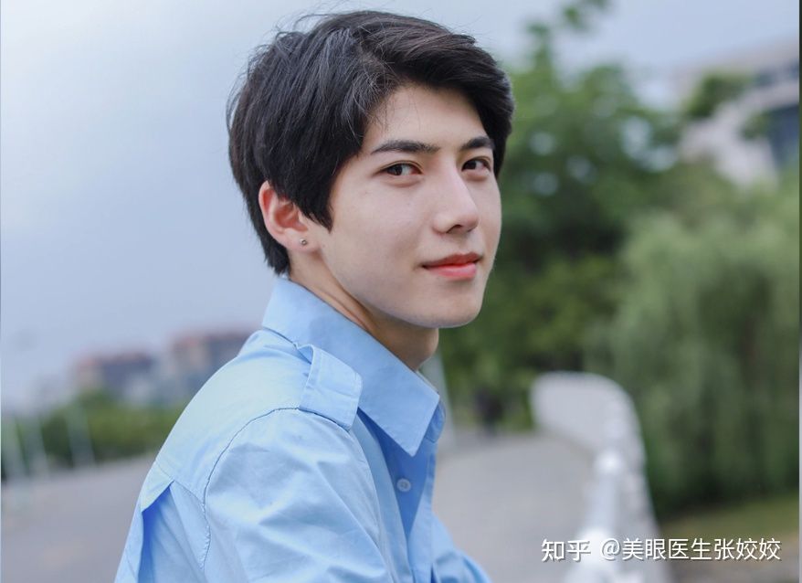 男生做双眼皮是全割还是埋线,男生肉眼泡双眼皮手术