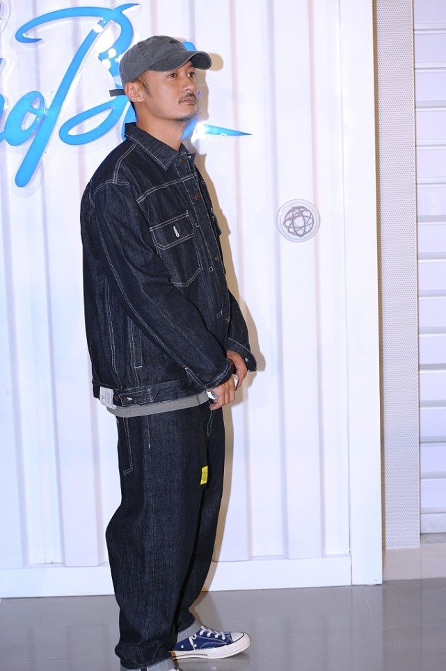 余文乐穿搭春娇与志明,春娇与志明余文乐戴的什么表