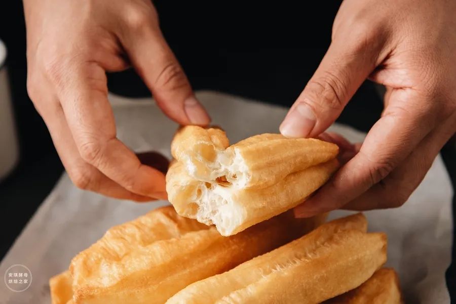 金灿灿的油条,金灿灿的油条一口一个爽爆了