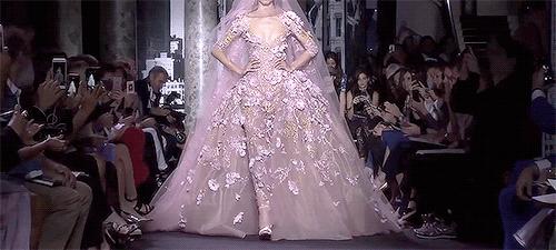 昆凌结婚穿的婚纱真的好大气,唐嫣昆凌婚纱