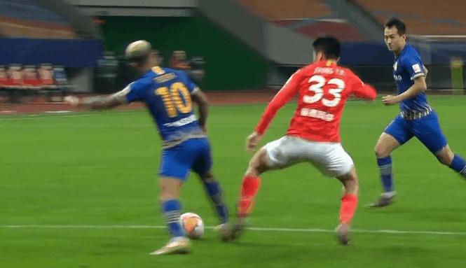 服了!比恒大失冠更值得深思:韩国金哨用3镜头,打脸中超裁判