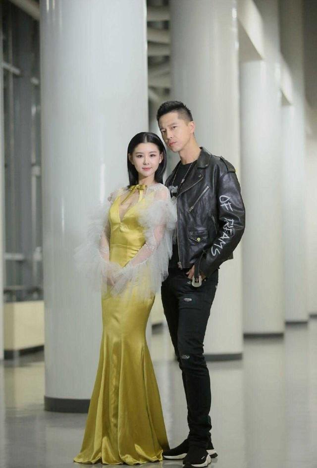 李小萌黑色礼服出席活动图片,李小萌白色吊带